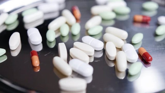 Medikamente und Vitamintabletten auf Silbertablett Hintergrund