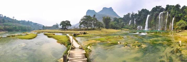 Fototapeten Panorama des Flusses und der Bondzhuk Falls, Nordvietnam © alsem