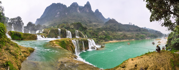 Fototapeta premium Panorama przy kaskadach wodospadu Bondzhuk, Wietnam Północny