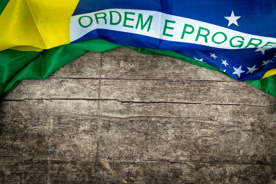 Nationalflagge Brasilien auf altem Holztisch mit Textfreiraum