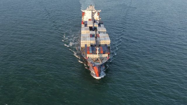 porte-conteneurs en navigation 4k uhd