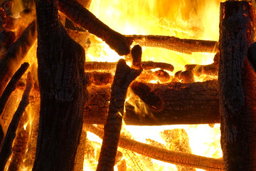 particolare di legni che ardono