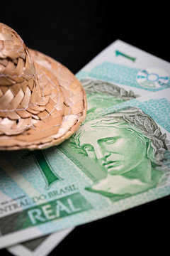 Brasilianische Banknoten Real mit kleinen Sonnenhut, Konzept Tou