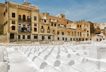White chalked tombstones at the jewish cemetery in Fes, Morocco. - 107595307