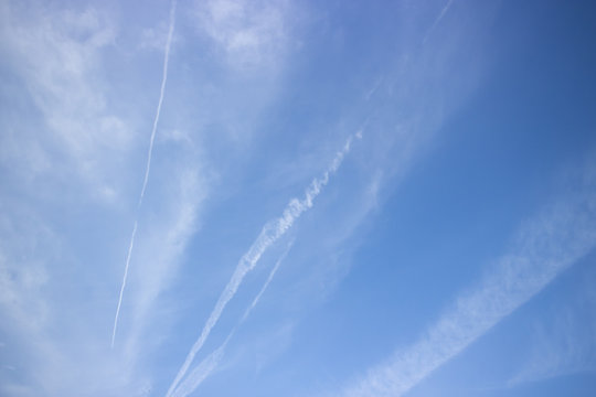 ４月の爽やかな青空とひこうき雲
