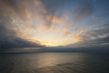 Obraz premium Beautiful vibrant sunrise landscape over calm sea