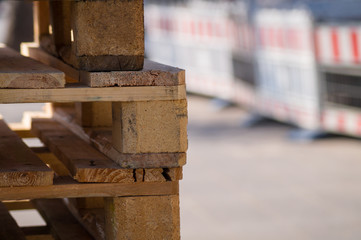Holzpaletten vor unscharfem Hintergrund. Europaletten gestapelt im Fokus. Paletten aus Holz zum Export und Import. - 107598551