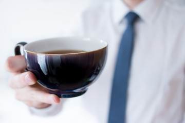 Junger Mann macht Kaffepause
