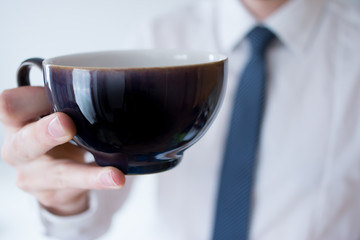 Junger Mann macht Kaffepause