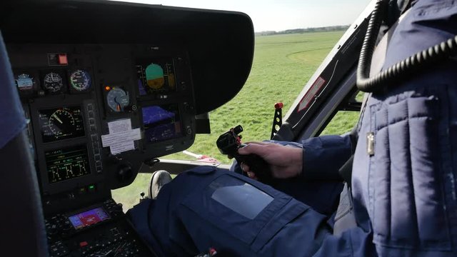 pilote d'hélicoptère en action 4k uhd
