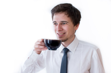 Junger Mann in Hemd und Krawatte mit Kaffee oder Teeasse