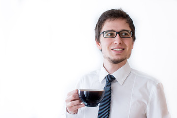 Junger Mann in Hemd und Krawatte mit Kaffee oder Teeasse
