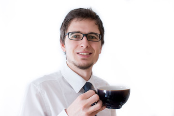 Junger Mann in Hemd und Krawatte mit Kaffee oder Teeasse