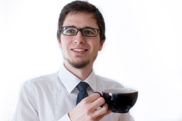 Junger Mann in Hemd und Krawatte mit Kaffee oder Teeasse