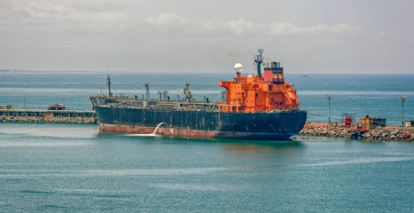 Crude oil tanker