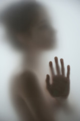 Silueta a contraluz de una mujer