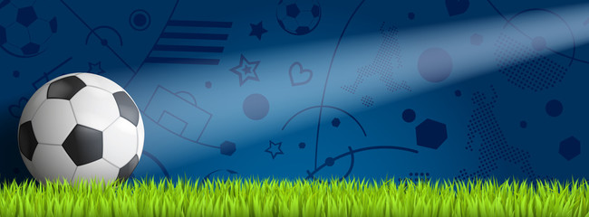 Fussball vor blauem Hintergrund auf Rasen