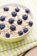 Oatmeal porridge with blueberries. healthy breakfast.