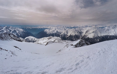Fototapeta na wymiar Similaun Gletscher mit Gebirge und Panorama im Winter in Österreich 