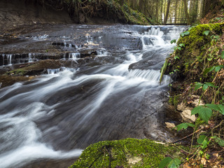 Obraz premium Wasserfallkaskaden im Strümpfelbach im Schwäbisch-fränkischen Naturpark