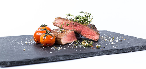 Rinderfilet - Steak mit Tomaten und Kräutern