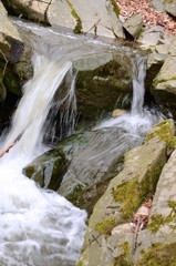 Wasser fließt über Felsgestein - Wasserfall