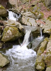 Wasser fließt über Felsgestein - Wasserfall