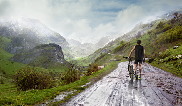 Bicicleta y concepto de deportes.Paisaje ,aventuras y ciclismo. Ruta y camino,paisaje pintoresco.Ejercicio fisico y salud