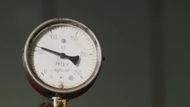 Pressure gauge needle moves quickly