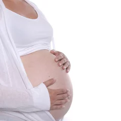 Foto auf Acrylglas zwangere vrouw houdt beide handen op haar buik © Carmela