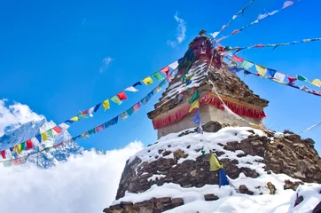 Deurstickers Boeddhistische stoepa in bergen. Everest-regio, Nepal © Belikova Oksana