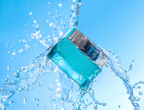 The blue  jar of moisturizing cream with big water splash around the jar  on the blue gradient background
