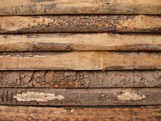 Unbehandeltes Holz mit abbröckelnder Rinde eines alten Blockhaus auf einem Bauernhof im...