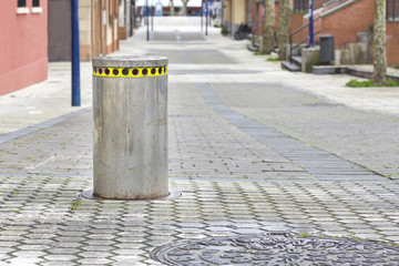 Automatic bollard