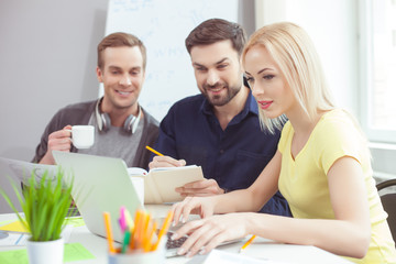 Obraz premium Skillful creative team is discussing new project