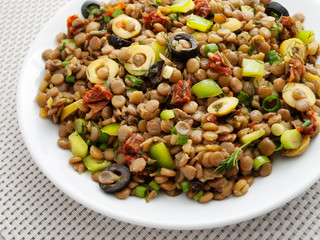 Lentil salad with green peppers, dried tomatoes and olives