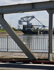 Hafen mit Tankern hinter Brücke