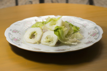 Ensalada de pepino con lechuga y cebolla sin arroz