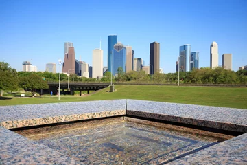 Fotobehang View of downtown Houston city in Houston Police Officer Memorial © duydophotography