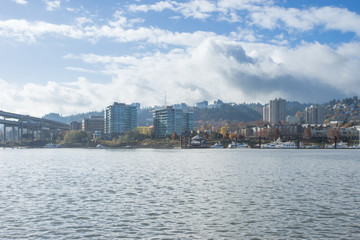 Obraz premium tranquil water with cityscape and skyline of portland