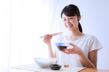 そうめん　素麺を食べる女性