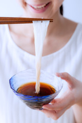 そうめん　素麺を食べる女性