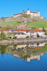 Obraz premium Würzburg, Festung Marienberg, im Main gespiegelt