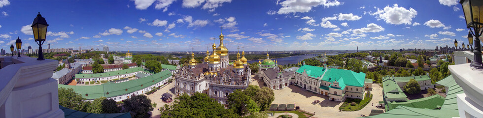 Fototapeta na wymiar Spring Monastery in Kiev