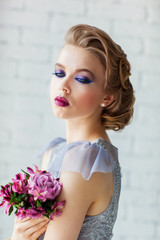 Fototapeta premium Beautiful young girl with a wedding bouquet