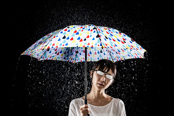 雨傘をさす女性　メガネが曇る