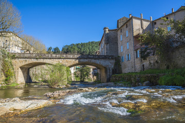 Obraz premium village rural avec rivière
