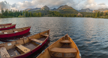 Bajkowy wschód słońca nad jeziorem © Mike Mareen