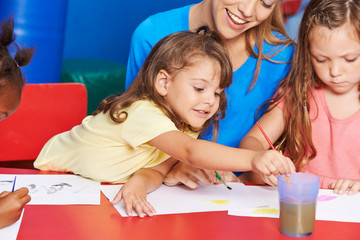 Mädchen malen im Malkurs im Kindergarten