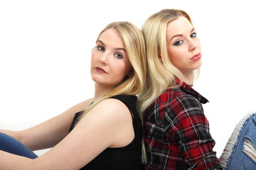 zwei junge Frauen die beleidigt schauen